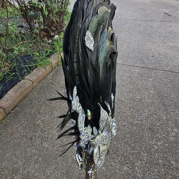 Luxury Black Feathered Hand-fan with Bejeweled Accents main image 4